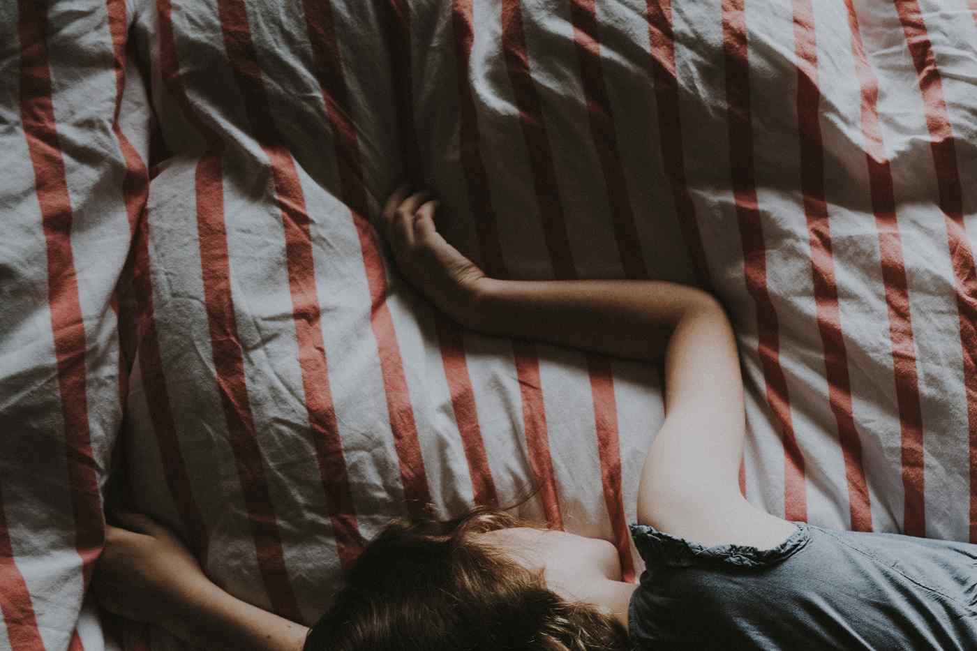 Føler du dig overrumplet af kvalme ? Lad os kigge på, hvorfor hormonel kvalme findes, hvad der sker i din krop, og hvordan du kan håndtere det.